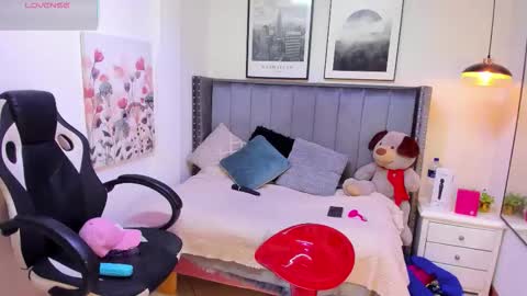 clhoe_johnson_ online show from November 2025 12:27:02 PM