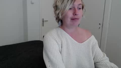 Syl  online show from October 2025 09:04:02 PM