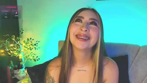 cloe_martinezz_ online show from April 2026 07:38:02 PM