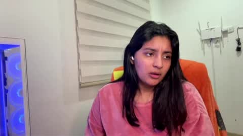 cloe small online show from June 2026 05:52:01 AM