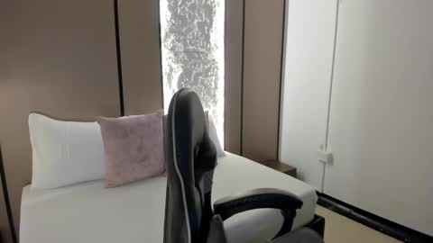 cloee20_ online show from December 2025 02:29:02 AM