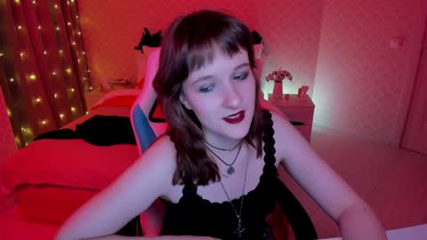 Snapshot of clover_red chatting on December 2024 06:45:02 PM Clover follow me online show from December 2024 06:45:02 PM