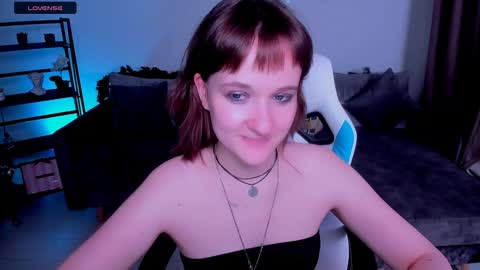 Snapshot of clover_red chatting on December 2024 06:29:01 PM Clover follow me online show from December 2024 06:29:01 PM