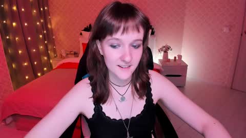 Snapshot of clover_red chatting on December 2024 05:33:02 PM Clover follow me online show from December 2024 05:33:02 PM