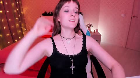 Snapshot of clover_red chatting on December 2024 08:37:01 PM Clover follow me online show from December 2024 08:37:01 PM