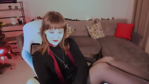 Snapshot of clover_red chatting on January 2025 02:52:01 PM Clover follow me online show from January 2025 02:52:01 PM