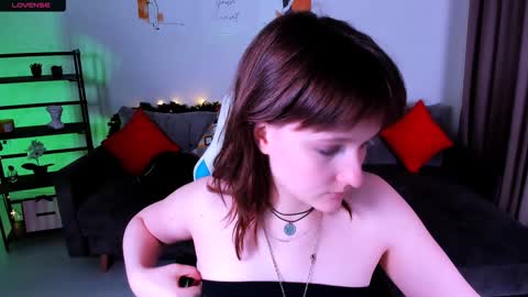 Snapshot of clover_red chatting on January 2025 06:53:02 PM Clover follow me online show from January 2025 06:53:02 PM