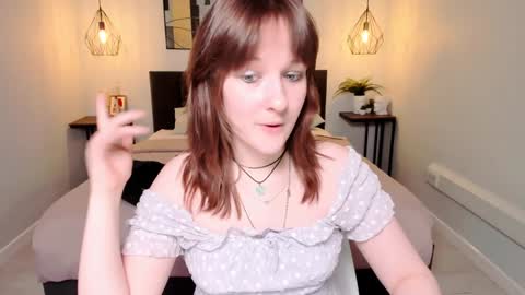 Snapshot of clover_red chatting on February 2025 09:57:02 AM Clover follow me online show from February 2025 09:57:02 AM