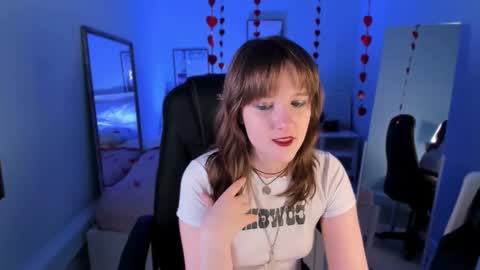 Snapshot of clover_red chatting on February 2025 02:09:02 PM Clover follow me online show from February 2025 02:09:02 PM