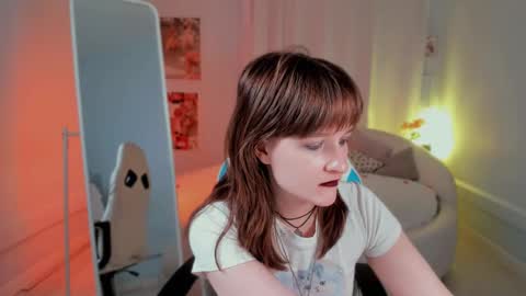 Snapshot of clover_red chatting on February 2025 05:21:01 PM Clover follow me online show from February 2025 05:21:01 PM