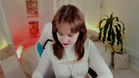 Snapshot of clover_red chatting on February 2025 02:04:01 PM Clover follow me online show from February 2025 02:04:01 PM