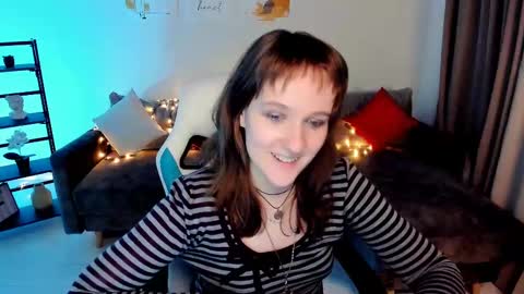 Snapshot of clover_red chatting on March 2025 08:52:02 PM Clover follow me online show from March 2025 08:52:02 PM
