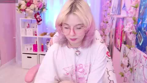 Mia online show from December 2025 09:00:01 PM