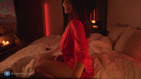 Laura online show from October 2025 02:01:02 AM