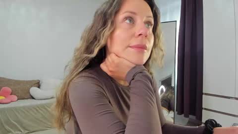 Snapshot of cometoseeme_ chatting on May 2026 01:42:02 PM Alice online show from May 2026 01:42:02 PM