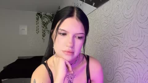 Bella  online show from November 2025 11:43:01 AM