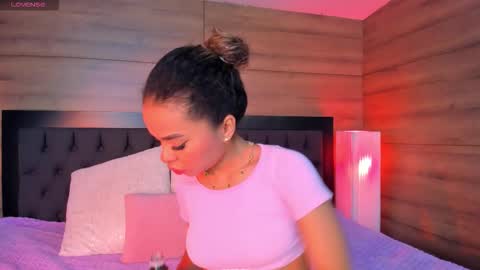 coralineross_ online show from December 2025 11:28:02 AM