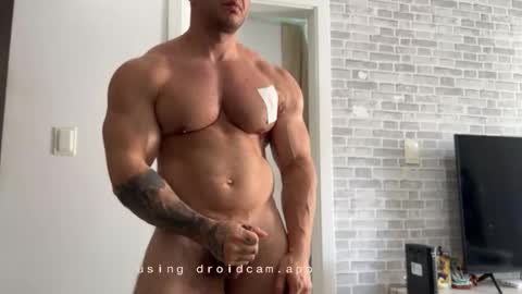 Snapshot of couplemuscle40 chatting on November 2025 01:34:02 PM couplemuscle40 online show from November 2025 01:34:02 PM