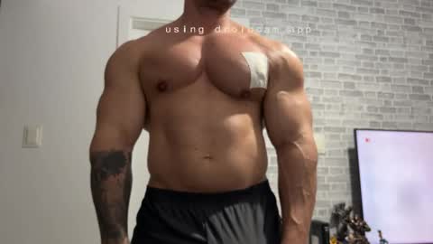 Snapshot of couplemuscle40 chatting on November 2025 01:27:01 AM couplemuscle40 online show from November 2025 01:27:01 AM