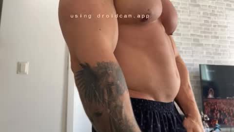 Snapshot of couplemuscle40 chatting on November 2025 01:44:01 PM couplemuscle40 online show from November 2025 01:44:01 PM