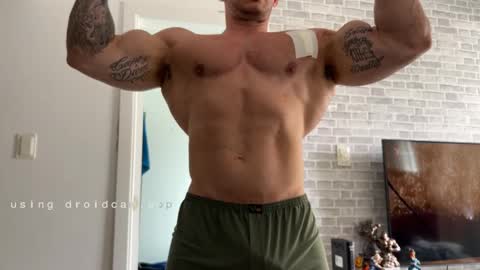 Snapshot of couplemuscle40 chatting on November 2025 01:28:01 PM couplemuscle40 online show from November 2025 01:28:01 PM
