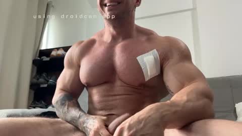 Snapshot of couplemuscle40 chatting on November 2025 01:37:01 PM couplemuscle40 online show from November 2025 01:37:01 PM