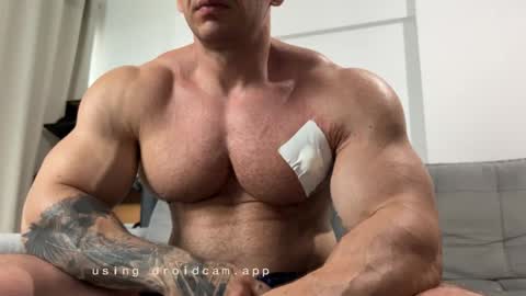 Snapshot of couplemuscle40 chatting on November 2025 06:30:02 PM couplemuscle40 online show from November 2025 06:30:02 PM