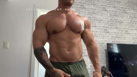 Snapshot of couplemuscle40 chatting on November 2025 04:07:02 PM couplemuscle40 online show from November 2025 04:07:02 PM