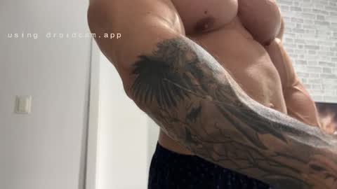 Snapshot of couplemuscle40 chatting on November 2025 08:33:02 PM couplemuscle40 online show from November 2025 08:33:02 PM