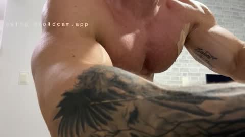 Snapshot of couplemuscle40 chatting on December 2025 01:13:01 AM couplemuscle40 online show from December 2025 01:13:01 AM