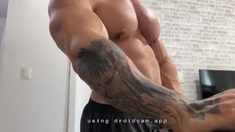 Snapshot of couplemuscle40 chatting on December 2025 04:36:01 PM couplemuscle40 online show from December 2025 04:36:01 PM
