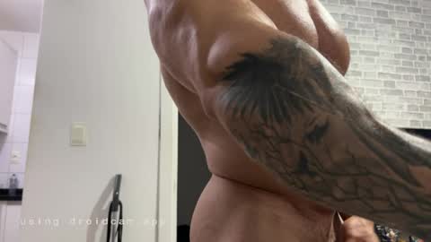 Snapshot of couplemuscle40 chatting on April 2026 01:17:01 AM couplemuscle40 online show from April 2026 01:17:01 AM