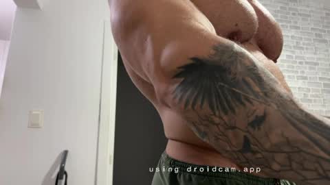 Snapshot of couplemuscle40 chatting on April 2026 02:42:02 AM couplemuscle40 online show from April 2026 02:42:02 AM