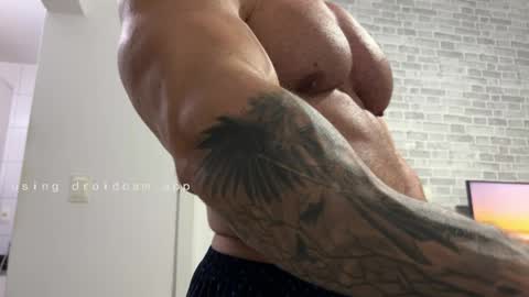 Snapshot of couplemuscle40 chatting on April 2026 01:39:01 AM couplemuscle40 online show from April 2026 01:39:01 AM