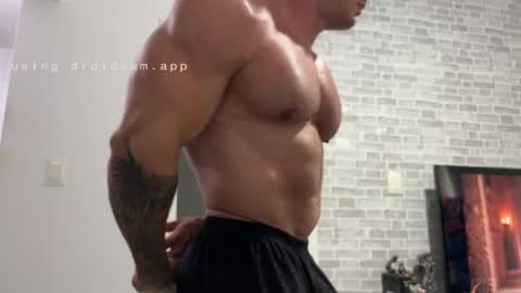 Snapshot of couplemuscle40 chatting on April 2026 05:57:01 PM couplemuscle40 online show from April 2026 05:57:01 PM
