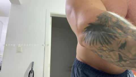 Snapshot of couplemuscle40 chatting on April 2026 11:49:02 PM couplemuscle40 online show from April 2026 11:49:02 PM