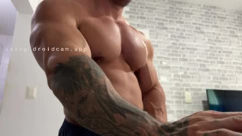 Snapshot of couplemuscle40 chatting on May 2026 11:26:02 AM couplemuscle40 online show from May 2026 11:26:02 AM