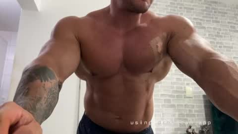 Snapshot of couplemuscle40 chatting on May 2026 02:55:01 PM couplemuscle40 online show from May 2026 02:55:01 PM