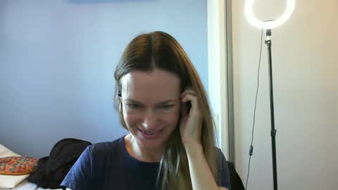 Anny online show from November 2025 10:59:01 AM