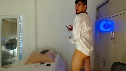 Snapshot of crazyybull chatting on November 2025 06:03:01 AM Bull online show from November 2025 06:03:01 AM