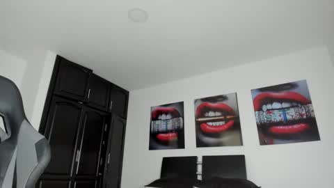 Snapshot of crisgutierrez chatting on November 2025 08:33:02 PM Cris Gutierrez online show from November 2025 08:33:02 PM