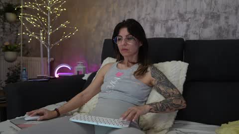 Snapshot of crissy_love chatting on February 2025 12:29:02 AM crissy_love online show from February 2025 12:29:02 AM