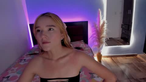 Snapshot of cristal_t2 chatting on April 2026 06:44:02 PM cristal_t2 online show from April 2026 06:44:02 PM