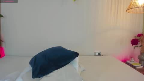 cristalfoxy_ online show from November 2025 07:35:02 PM