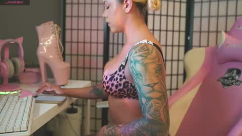 Laura online show from December 2025 02:41:02 AM