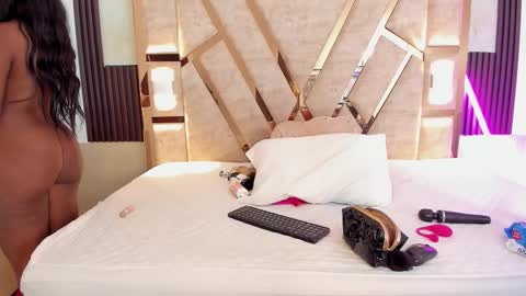 cristin  online show from October 2025 07:13:02 PM