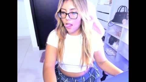 Snapshot of cristinasweet7 chatting on June 2026 04:13:02 AM cristinasweet7 online show from June 2026 04:13:02 AM