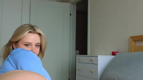Snapshot of crystal_angells chatting on September 2025 06:35:02 AM Cassie control domi and lush in private for free online show from September 2025 06:35:02 AM