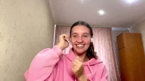 Snapshot of crystalvessell chatting on October 2025 10:49:01 AM Angel online show from October 2025 10:49:01 AM