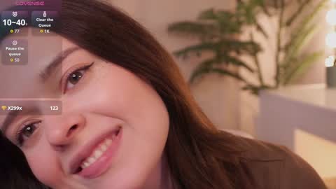 Snapshot of cuddlebyyou chatting on October 2025 06:20:01 PM Ellie online show from October 2025 06:20:01 PM